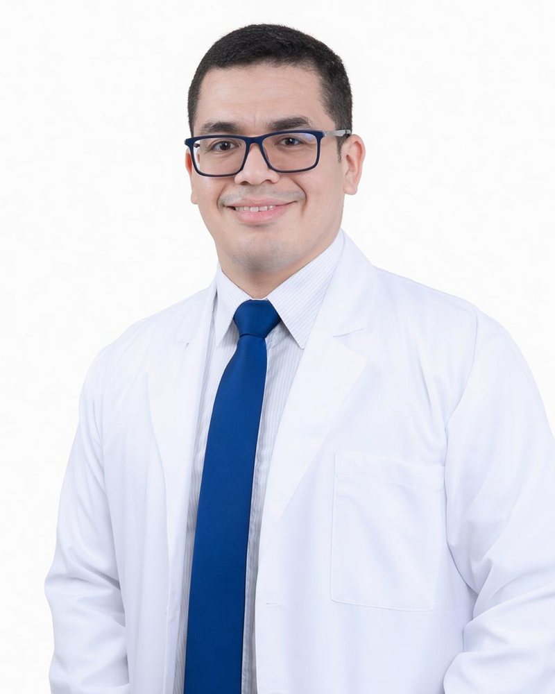 Dr. Nelson Ríos Rodríguez, Ortopedista y Traumatólogo, con bata blanca